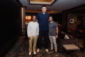 姚明近日现身休斯敦 和火箭总经理斯通以及小费尔蒂塔合影